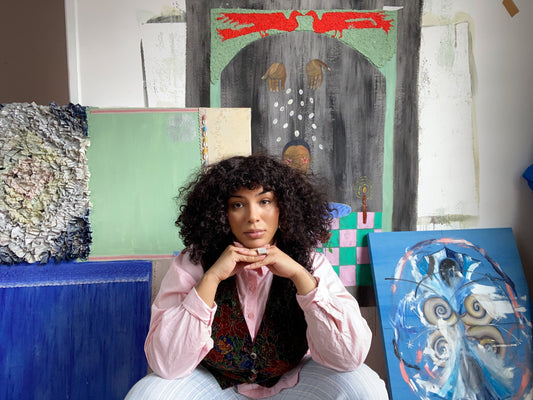 larissa de souza con sus pinturas sentada con pelo suelto